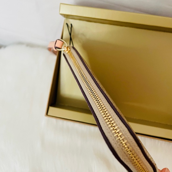 NWT Coach Boxed Corner zip Wristlet with Chrams - Picture 9 of 11